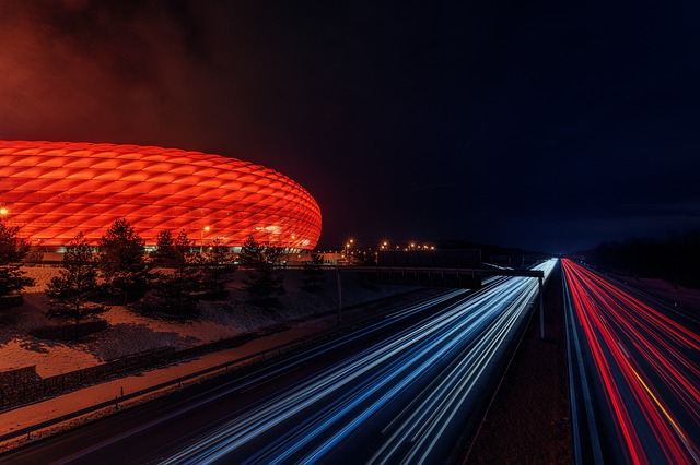 fotbalový stadion u dálnice.jpg