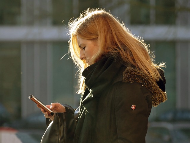 mladá žena používá mobilní telefon.jpg